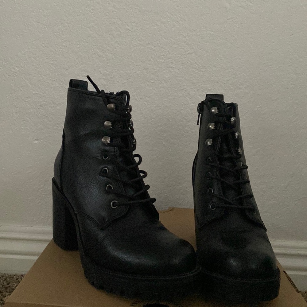 Cathy Jeans boots with shoelaces. Used. Good condition